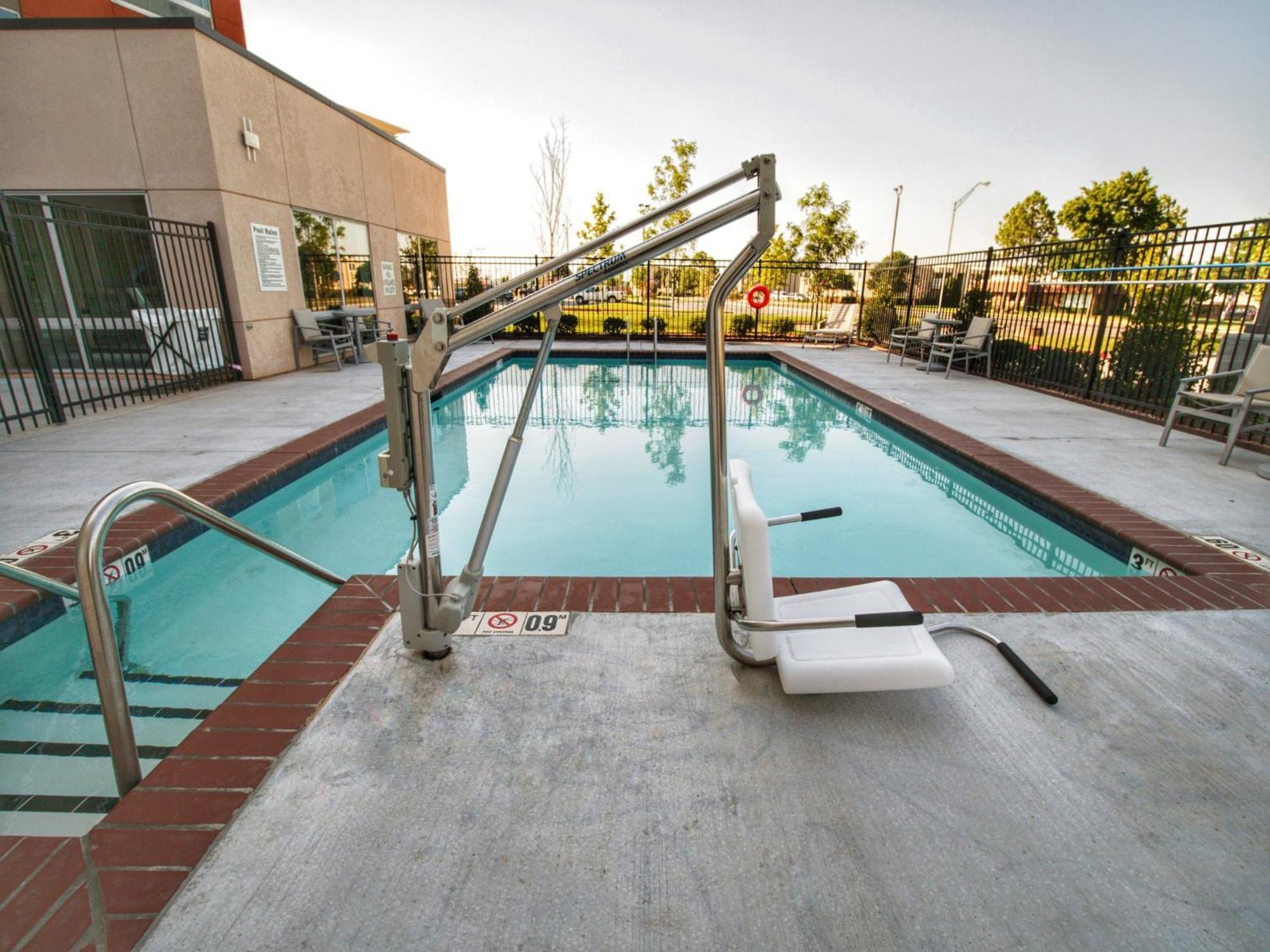 Holiday Inn Express & Suites Moore By Ihg Bagian luar foto